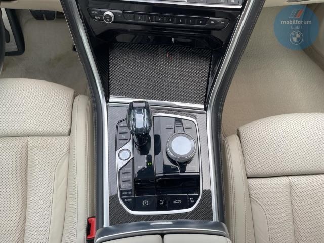 BMW 840