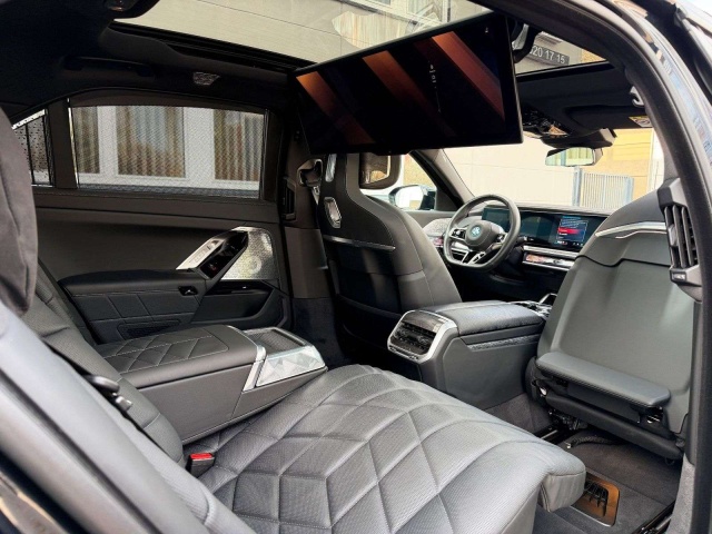 BMW i7