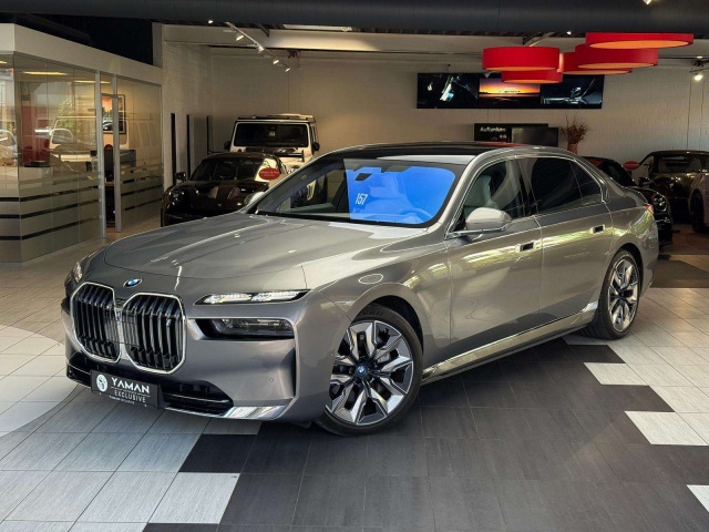 BMW i7