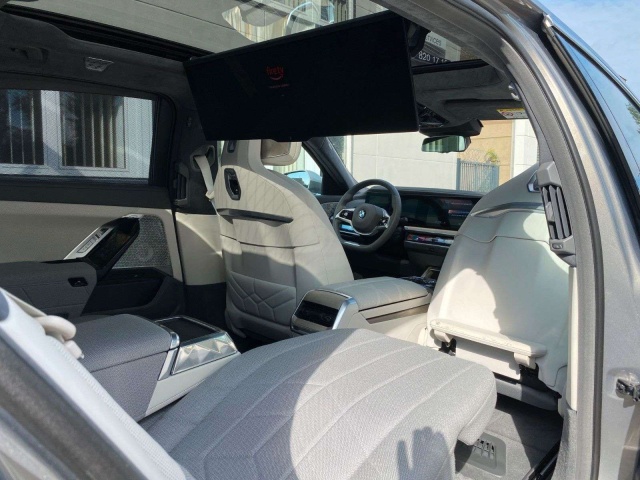 BMW i7