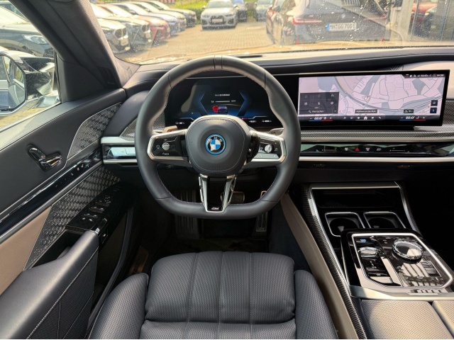 BMW i7