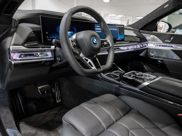 BMW i7