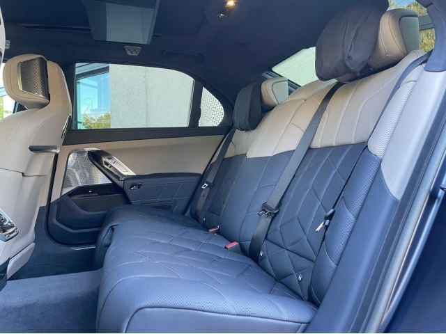 BMW i7