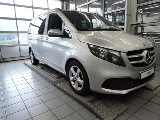 Mercedes-Benz V 220